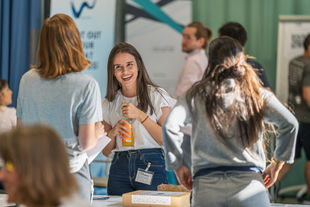Drei Frauen am Startup Incubator in Siemensstadt